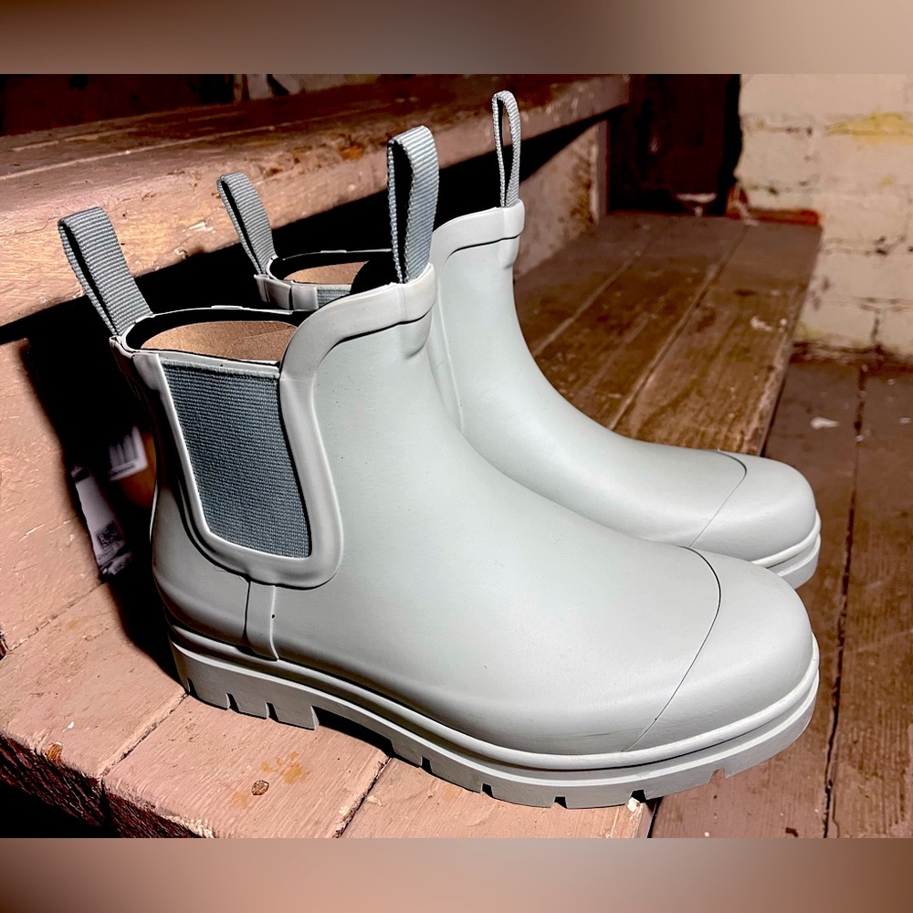 Everlane rain boot in sage green (size 6)